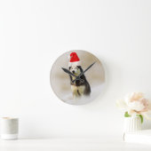 Siberischer Husky-Hund mit Weihnachtsmannmütze im  Runde Wanduhr (Zuhause)