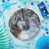 Siberischer Husky mit Blick auf einen Schneemann Pappteller (Party)