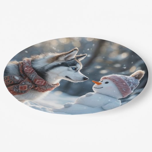 Siberischer Husky mit Blick auf einen Schneemann Pappteller (Schrägansicht)