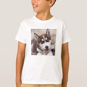 Siberischer Husky-Welpe am Strand T-Shirt