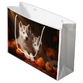 Siberischer Husky Welpe Herbst Kürbis Große Geschenktüte (Vorderseite Schrägansicht)