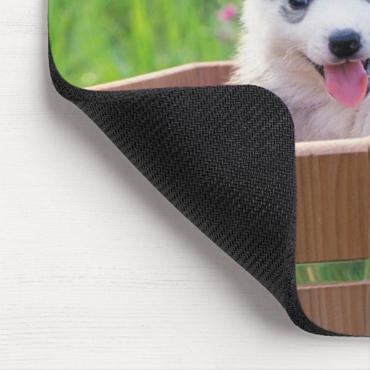 Siberischer Husky-Welpe in einer Hülle Mousepad (Ecke)