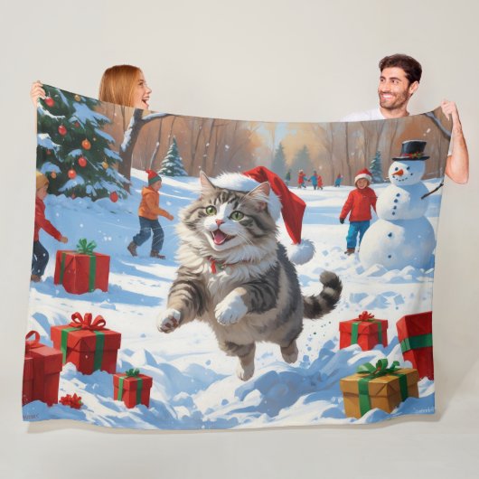 Sibirische Katze läuft im Schnee mit Weihnachtsmüt Fleecedecke (Beispiel)