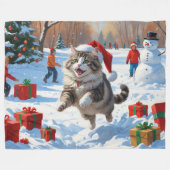 Sibirische Katze läuft im Schnee mit Weihnachtsmüt Fleecedecke (Vorderseite (Horizontal))