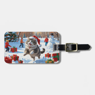 Sibirische Katze läuft im Schnee mit Weihnachtsmüt Gepäckanhänger