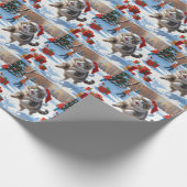Sibirische Katze läuft im Schnee mit Weihnachtsmüt Geschenkpapier (Ecke)