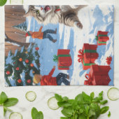 Sibirische Katze läuft im Schnee mit Weihnachtsmüt Geschirrtuch (Gefaltet)