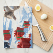 Sibirische Katze läuft im Schnee mit Weihnachtsmüt Geschirrtuch (Viertel Falte)