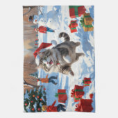 Sibirische Katze läuft im Schnee mit Weihnachtsmüt Geschirrtuch (Vertikal)