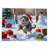 Sibirische Katze läuft im Schnee mit Weihnachtsmüt Große Geschenktüte (Rückseite)