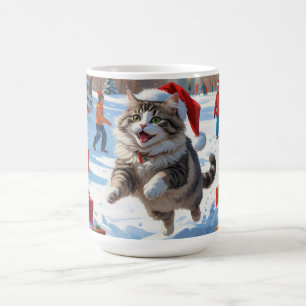 Sibirische Katze läuft im Schnee mit Weihnachtsmüt Kaffeetasse