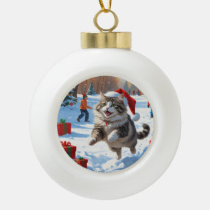 Sibirische Katze läuft im Schnee mit Weihnachtsmüt Keramik Kugel-Ornament