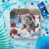 Sibirische Katze läuft im Schnee mit Weihnachtsmüt Pappteller (Party)