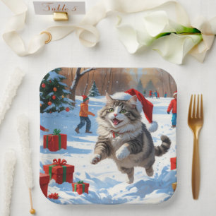 Sibirische Katze läuft im Schnee mit Weihnachtsmüt Pappteller