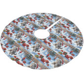 Sibirische Katze läuft im Schnee mit Weihnachtsmüt Polyester Weihnachtsbaumdecke (Schrägansicht)