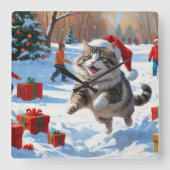 Sibirische Katze läuft im Schnee mit Weihnachtsmüt Quadratische Wanduhr (Vorderseite)