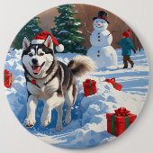 Sibirischer Husky läuft im Schnee mit Weihnachtsmü Button (Vorderseite)
