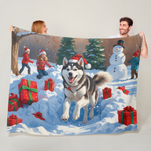 Sibirischer Husky läuft im Schnee mit Weihnachtsmü Fleecedecke