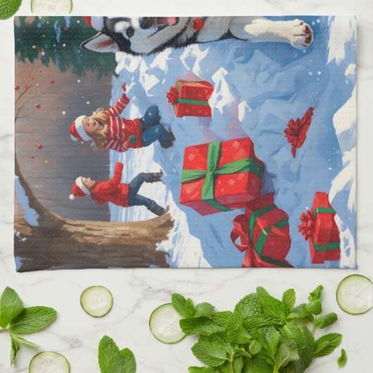 Sibirischer Husky läuft im Schnee mit Weihnachtsmü Geschirrtuch (Gefaltet)