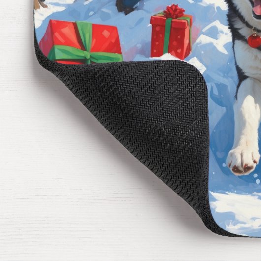 Sibirischer Husky läuft im Schnee mit Weihnachtsmü Mousepad (Ecke)