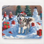 Sibirischer Husky läuft im Schnee mit Weihnachtsmü Mousepad (Vorne)