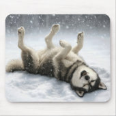 Sibirischer Husky macht einen Schneengel Mousepad (Vorne)