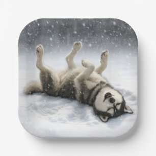 Sibirischer Husky schafft einen Schneengel Pappteller