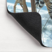 Sibirischer Tiger, der in Schnee Mousepad geht (Ecke)