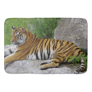 Sibirischer Tiger ruht sich auf einem Felsen aus Badematte