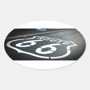 Sich auf der Route 66 amüsieren Ovaler Aufkleber