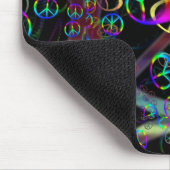 Sich hin- und herbewegende Neonfriedenszeichen Mousepad (Ecke)
