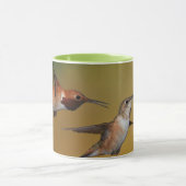 Sich hin- und herbewegender Rufous Kolibri Tasse (Zentrum)