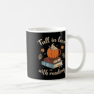 Sich in das Lesen von Büchern über Herbstkürbisse Kaffeetasse