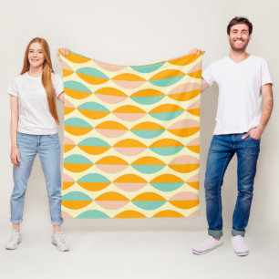 Sich wiederholendes geometrisches Muster auf beige Fleecedecke