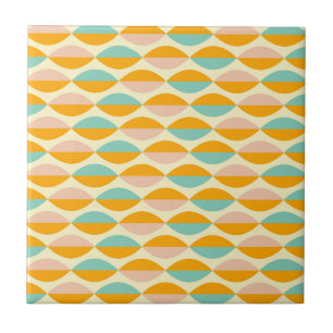 Sich wiederholendes geometrisches Muster auf beige Fliese