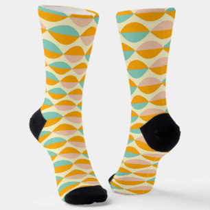 Sich wiederholendes geometrisches Muster auf beige Socken