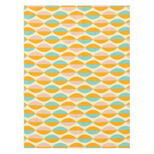 Sich wiederholendes geometrisches Muster auf beige Tischdecke