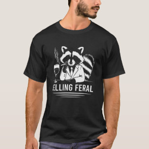 Sich wild fühlender lustiger Waschbär-Weintrinker- T-Shirt