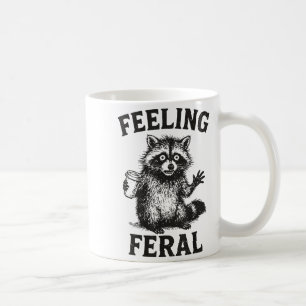 Sich wild fühlender Waschbär trinkt Kaffee lustige Kaffeetasse