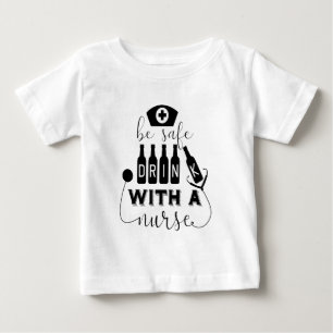 Sicher trinken mit einer Krankenschwester Baby T-shirt