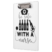 Sicher trinken mit einer Krankenschwester Klemmbrett (Links)