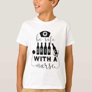 Sicher trinken mit einer Krankenschwester T-Shirt