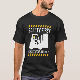 Sicher zuerst immer einen Helm-Gabelstapler tragen T-Shirt