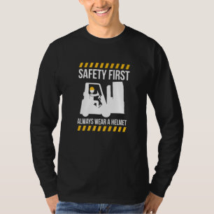 Sicher zuerst immer einen Helm-Gabelstapler tragen T-Shirt