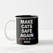 Sichere Katzen zum Präsidenten 2024 Zweifarbige Tasse (Links)