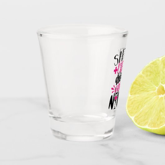 Sicherheit ersten Drink mit einer Krankenschwester Schnapsglas (Links)