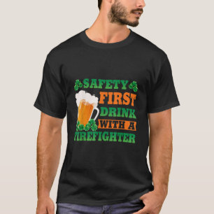Sicherheit erster Drink mit einem Feuerwehrmann Fu T-Shirt