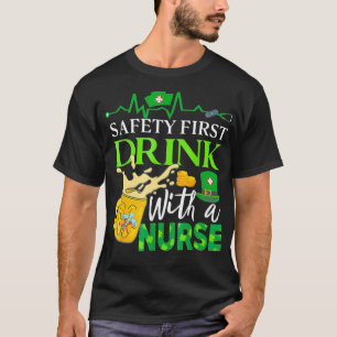 Sicherheit Erster Drink mit einem Krankenwagen St T-Shirt