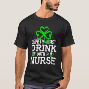 Sicherheit Erster Drink mit einem Krankenwagen St T-Shirt