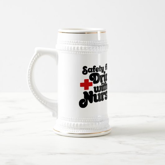 Sicherheit Erster Drink mit einem NURSE Bierglas (Links)